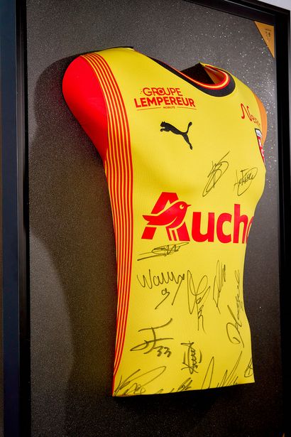 Moulded bust - RC Lens jersey signed by the...