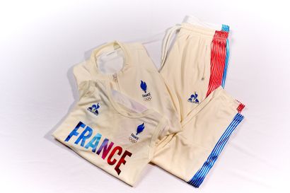 Ensemble de la tenue olympique Paris 2024...