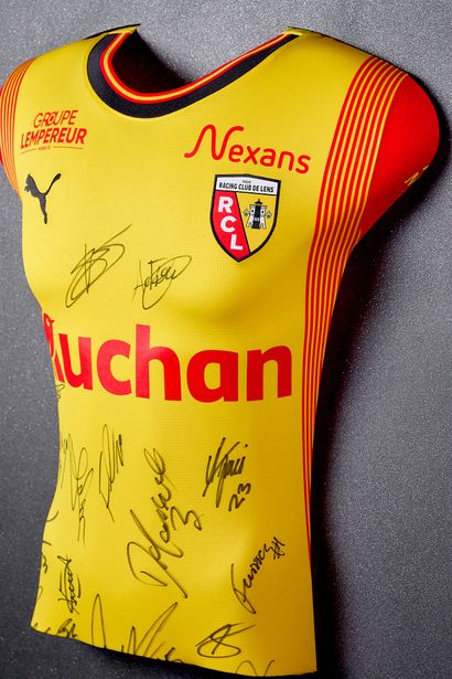 Moulded bust - RC Lens jersey signed by the...