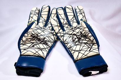 Pair of gloves Uhlsport autographed by Mike...