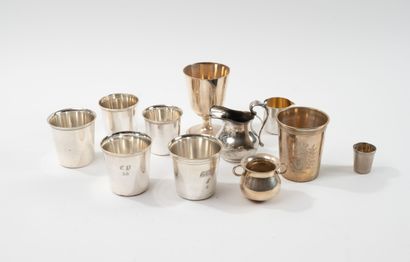 Lot de métal et métal argenté :
- un gobelet...