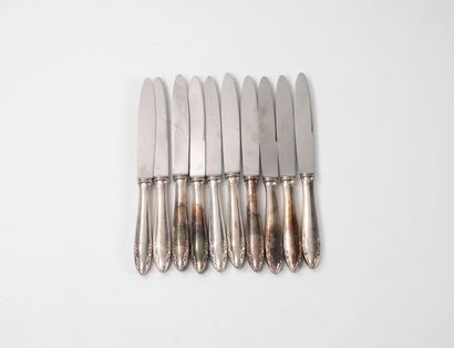 Suite de dix couteaux de table en métal argenté...