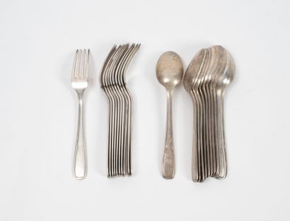 Onze couverts de table en métal argenté à...