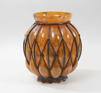 Large vase.
Proof in marmorated glass blown...