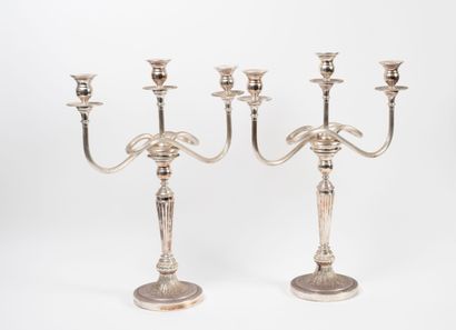 JANSEN
Paire de flambeaux formant candélabres.
En...