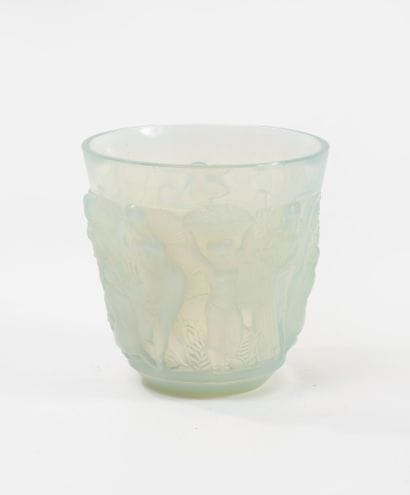 SABINO PARIS
Abondance vase.
Opalescent pressed-molded...