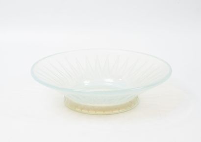 Andre HUNEBELLE (1896-1985)
Cup or centerpiece.
Opalescent...