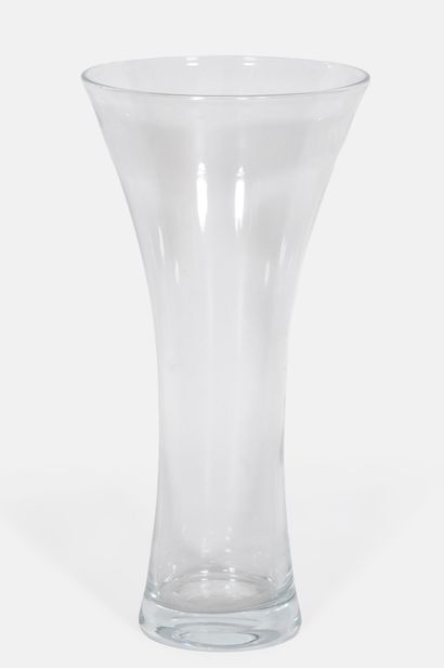 Two vases :
- a large one in colorless flared...