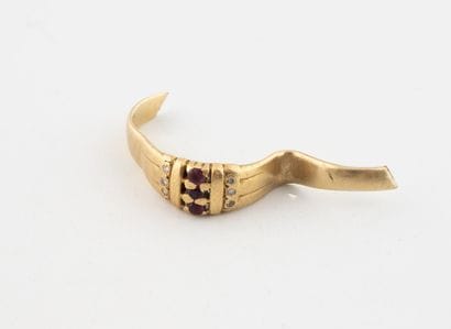Debris from a yellow gold (750) ring set...