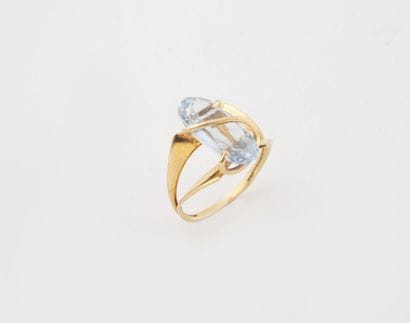 Yellow gold (750) ring set with an oval-cut...