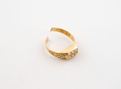 Debris yellow gold ring (585) set with six...