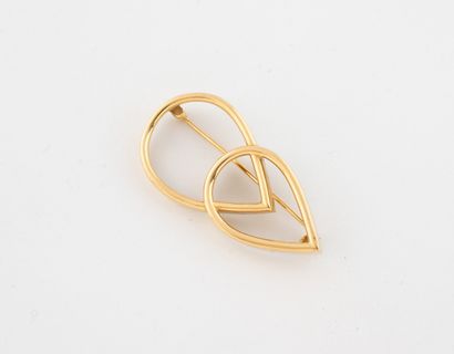 Brooch in yellow gold (750) forming two openwork...