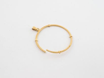 Yellow gold (750) debris.
Weight: 3 g.