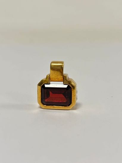 Yellow gold (750) rectangular pendant set...
