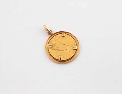 Round pendant in yellow gold (750) centered...