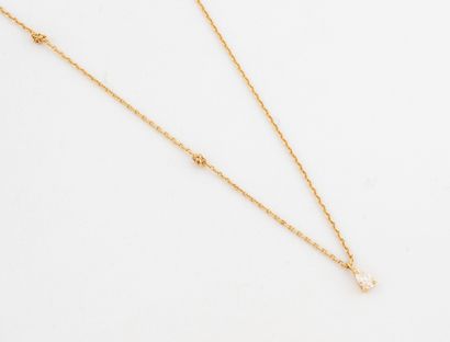 Collier en or jaune (750) composé d'une fine...