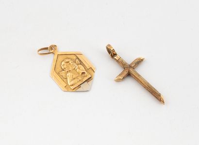 Lot of two religious pendants in yellow gold...