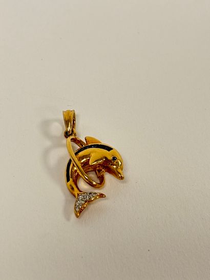 Yellow gold (750) pendant featuring a dolphin,...