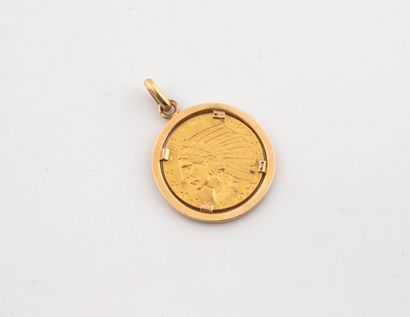 Round pendant in yellow gold (750) centered...