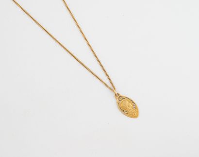 Collier composé d'une chaîne en or jaune...