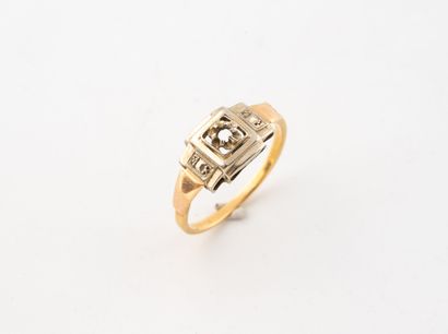Small ring in yellow gold (750) centered...
