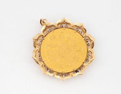Yellow gold (750) pendant centered with a...