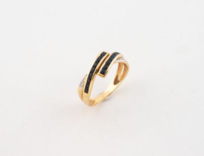 Yellow gold (750) ring set with two lines...
