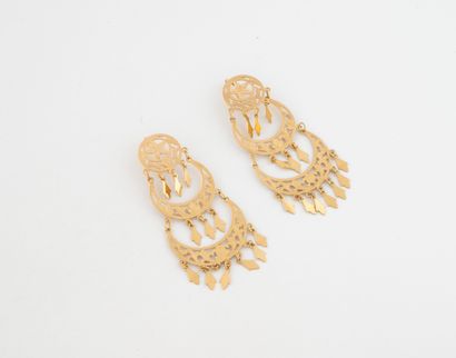 Paire de pendants d'oreille en or jaune (750)...