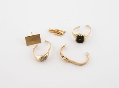 Lot of yellow gold debris including :
- Yellow...