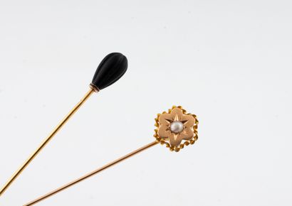 Two small collar pins in yellow gold (750),...
