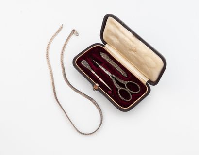 Silver lot (800) including :
- A sewing set...