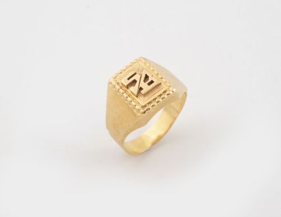 Chevalière in yellow gold (750) centered...