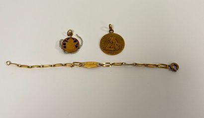 Lot in yellow gold (750) comprising:
- Two...