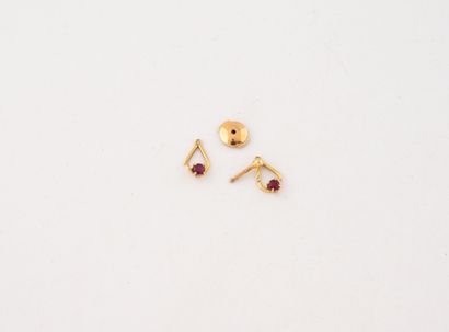 Débris de boucles d'oreilles en or jaune...
