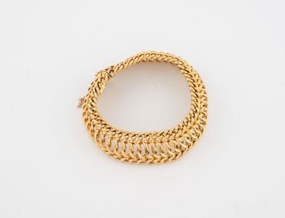 Bracelet en or jaune (750) à maille tressée.
Fermoir...