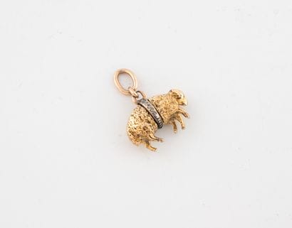 Pendentif mouton or jaune (750) ceint de...