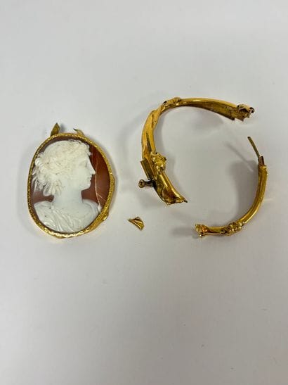 Debris of yellow gold (750) and a cameo on...