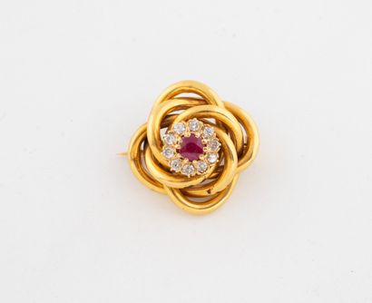 Round brooch in yellow gold (750) with intertwined...