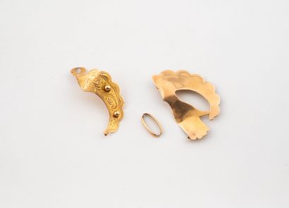 Débris de pendentif en or jaune (750).
Poids...