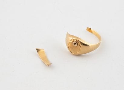 Scrap signet ring in yellow gold (750).
Weight:...