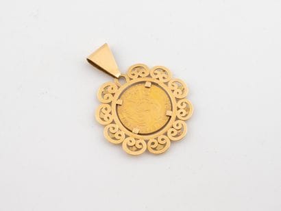 Round pendant in yellow gold (750) centered...
