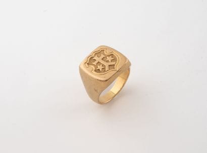 Yellow gold (750) signet ring, the plate...
