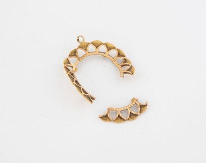 Yellow gold (750) debris.
Weight: 5.2 g.