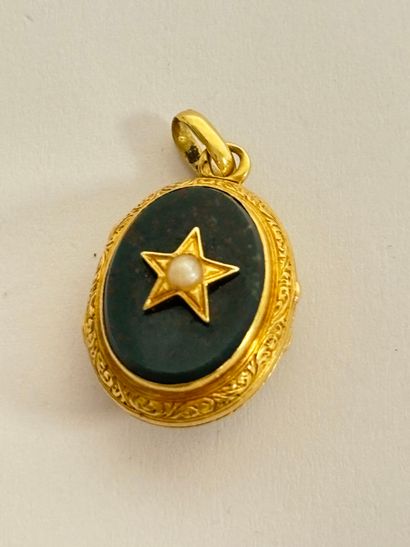 Yellow gold (750) oval photo pendant holding...