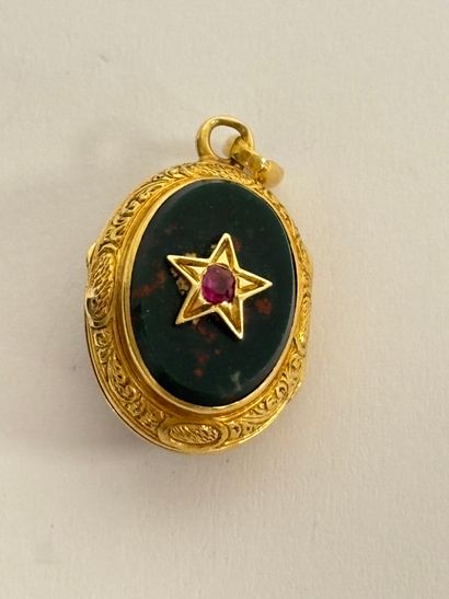 Yellow gold (750) oval photo pendant holding...