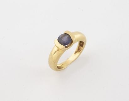 Bague jonc en or jaune (750) ornée d'une...