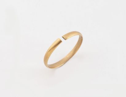 Cut-off wedding band in yellow gold (750)...