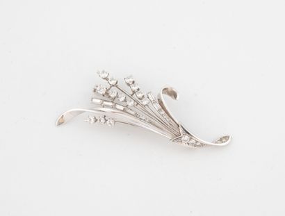 Brooch in white gold (750) and platinum (850)...