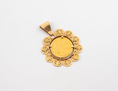 Round pendant in yellow gold (750) centered...