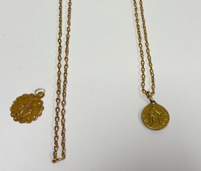 Petite médaille en or jaune et rose (750)...